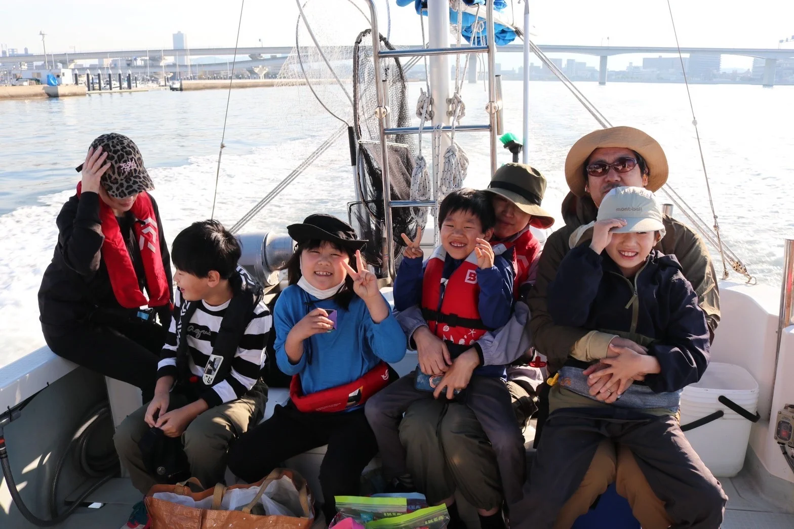 広島の遊漁船「桃兵衛」を利用した家族が笑顔の写真