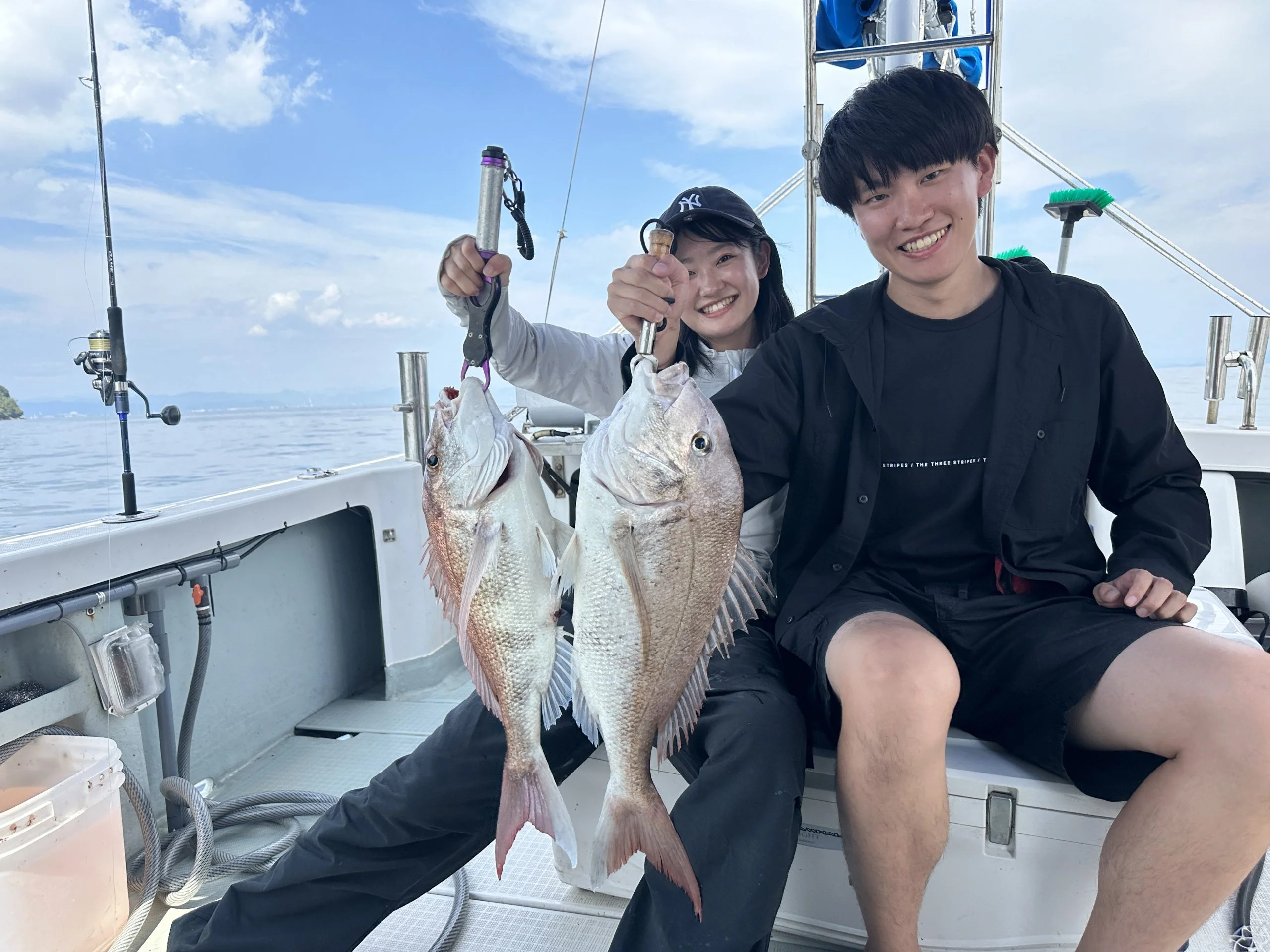 広島の遊漁船「桃兵衛」で釣りをするカップル